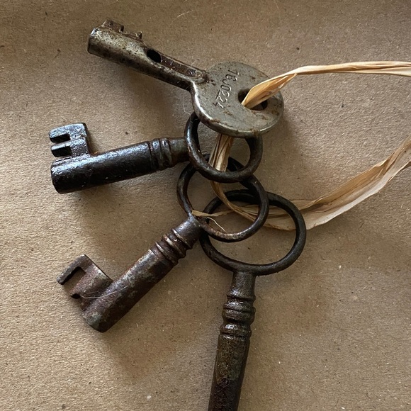 Antique Rustic Metal Keys Wall Art - Picture 1 of 7